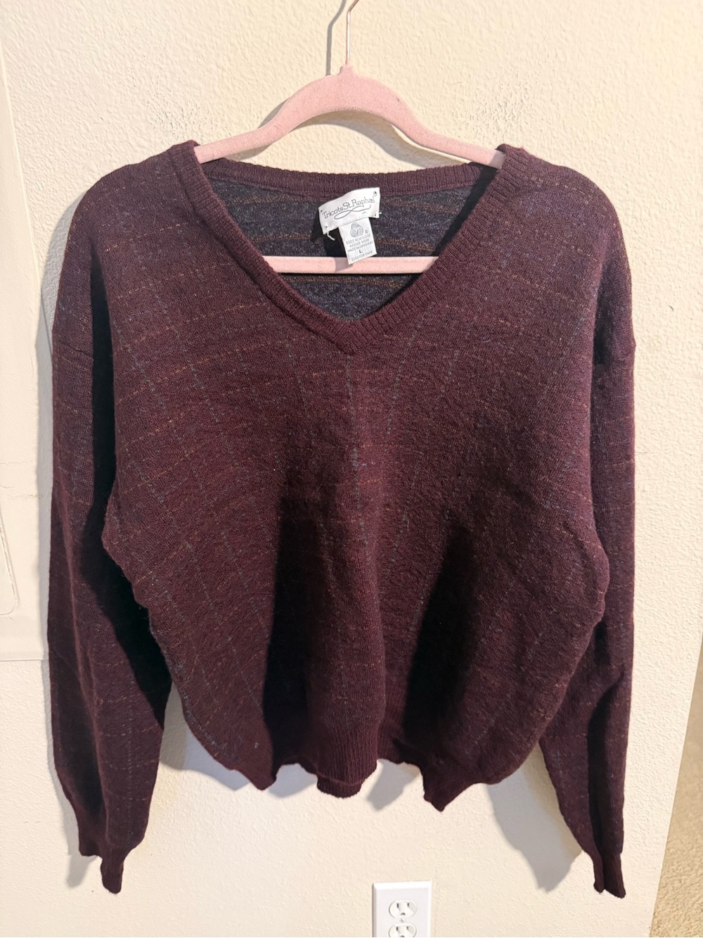 Tricots St. Raphael 100% New Zealand Wool Burgundy V-Neck Sweater Size L